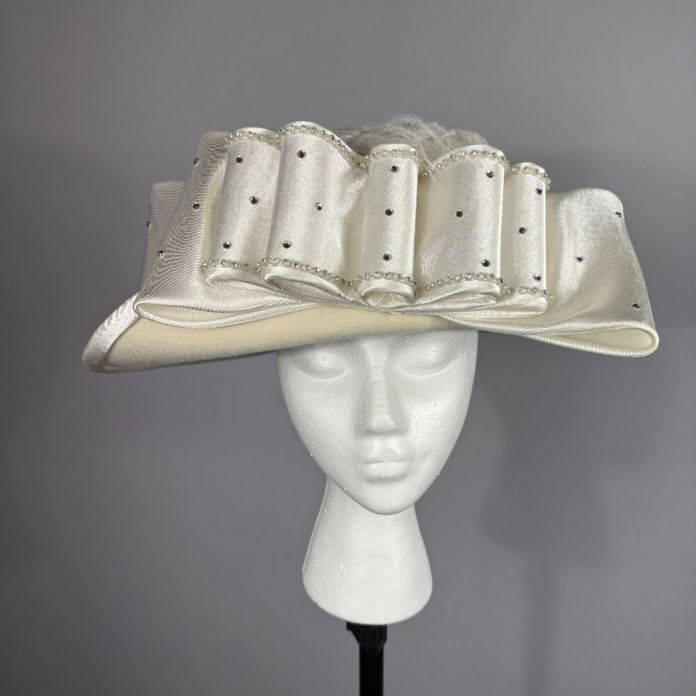 Winter White Wool and Polyester Church Lady Hat. Bow, feathers, rhinestones! - Picture 4 of 7